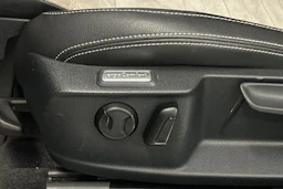 punainen Volkswagen Passat 2018 kuva 16.