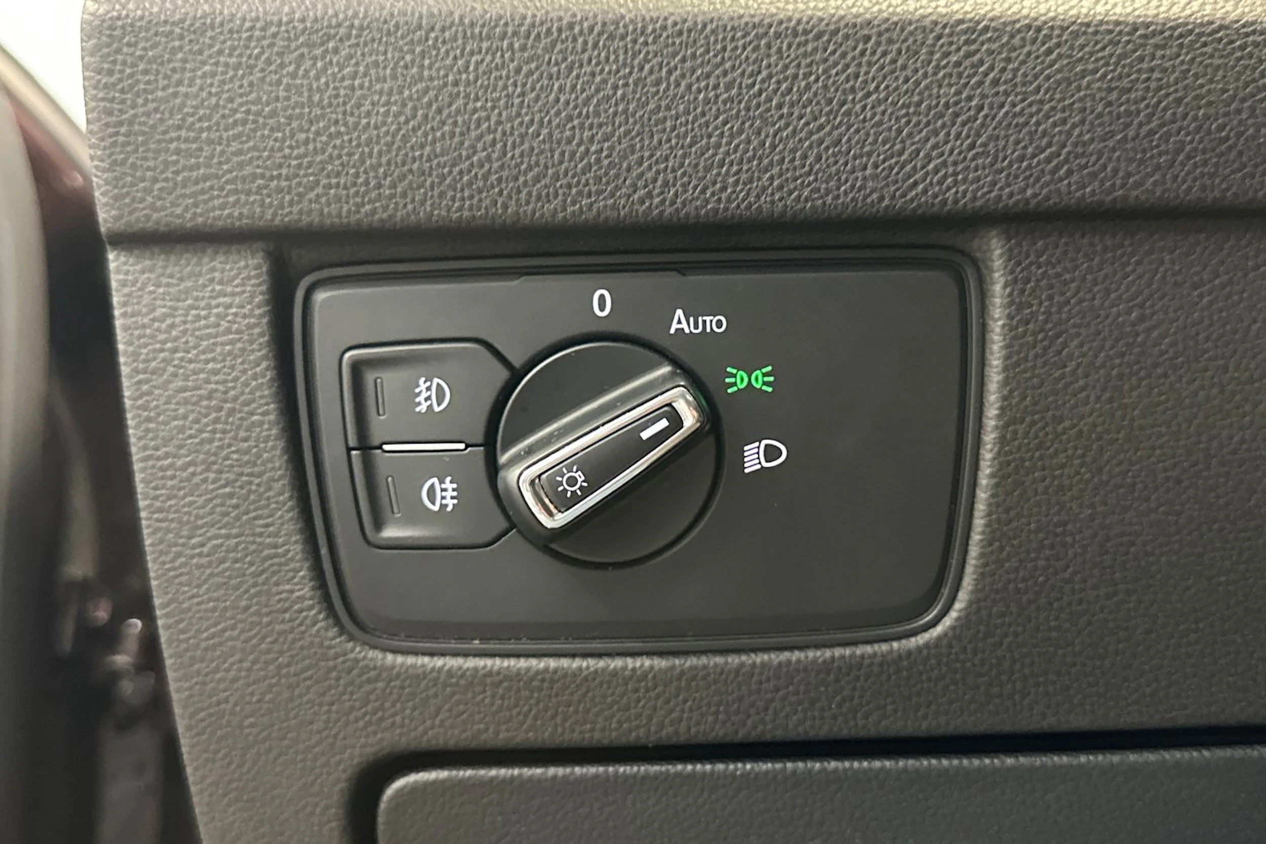 punainen Volkswagen Passat 2018 kuva 17.