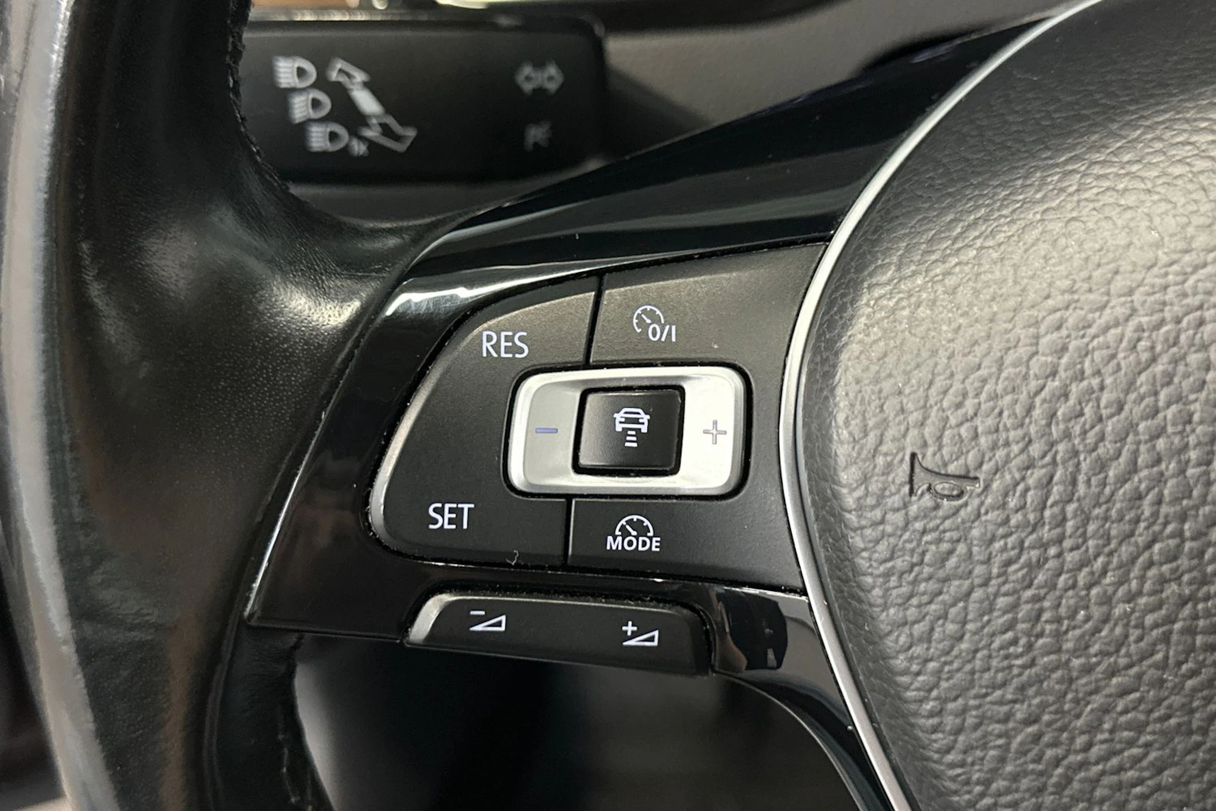 punainen Volkswagen Passat 2018 kuva 18.