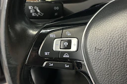 punainen Volkswagen Passat 2018 kuva 18.