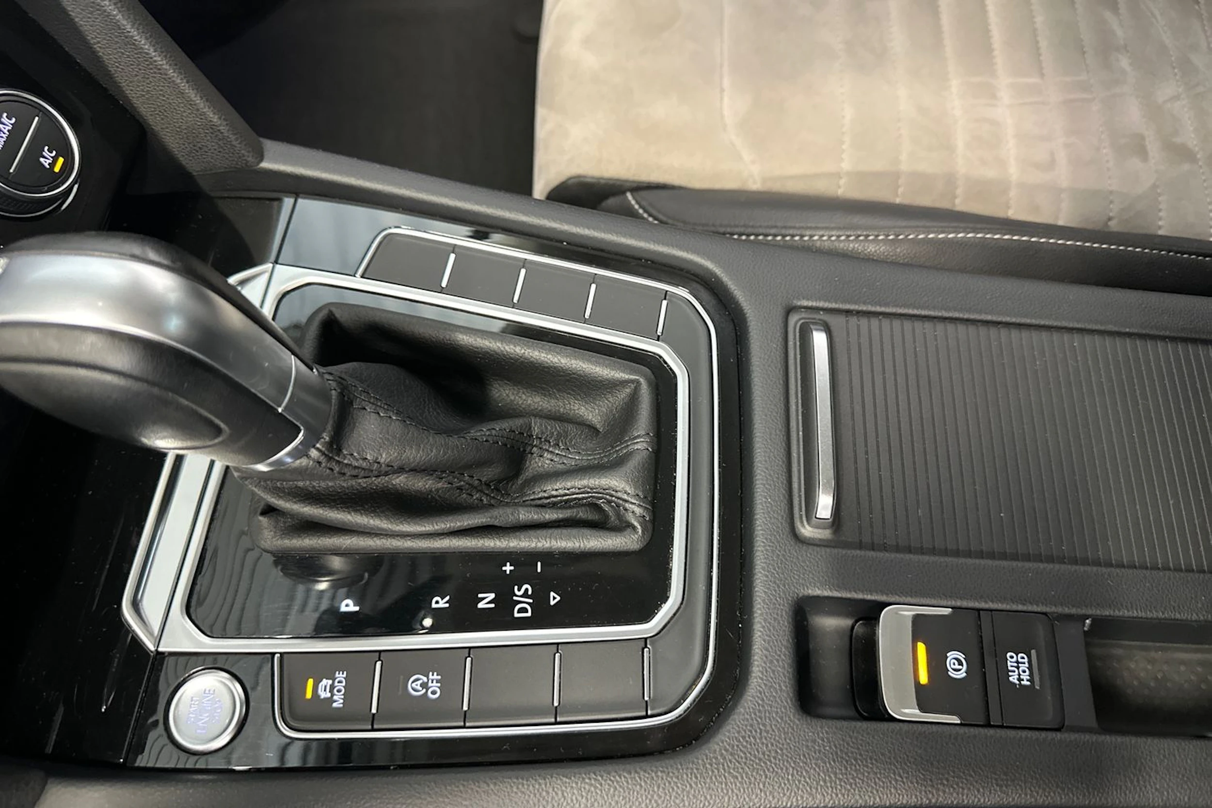 punainen Volkswagen Passat 2018 kuva 21.