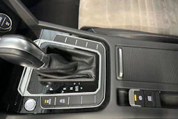 punainen Volkswagen Passat 2018 kuva 21.