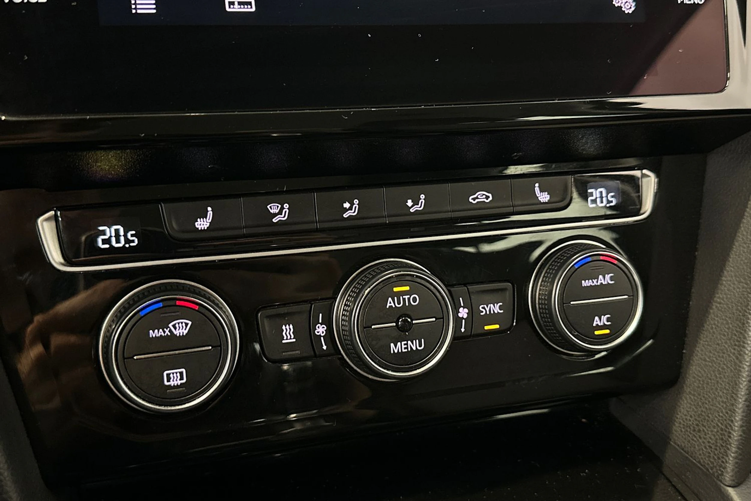 punainen Volkswagen Passat 2018 kuva 22.