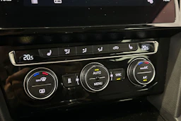 punainen Volkswagen Passat 2018 kuva 22.