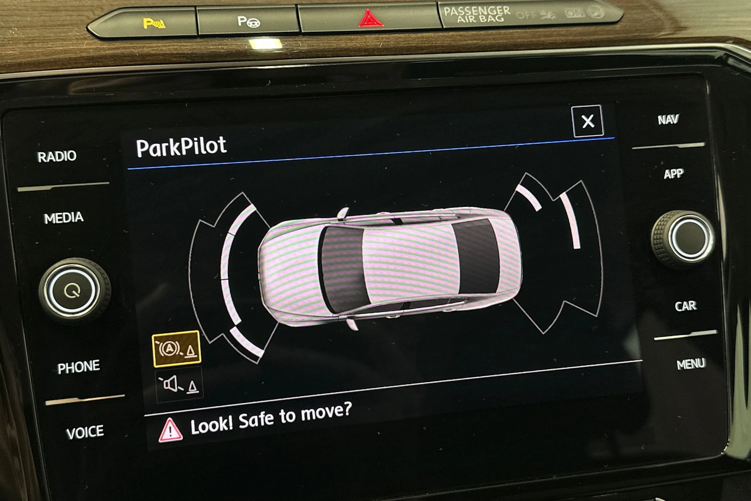 punainen Volkswagen Passat 2018 kuva 25.