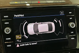 punainen Volkswagen Passat 2018 kuva 25.
