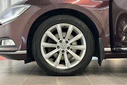 punainen Volkswagen Passat 2018 kuva 26.
