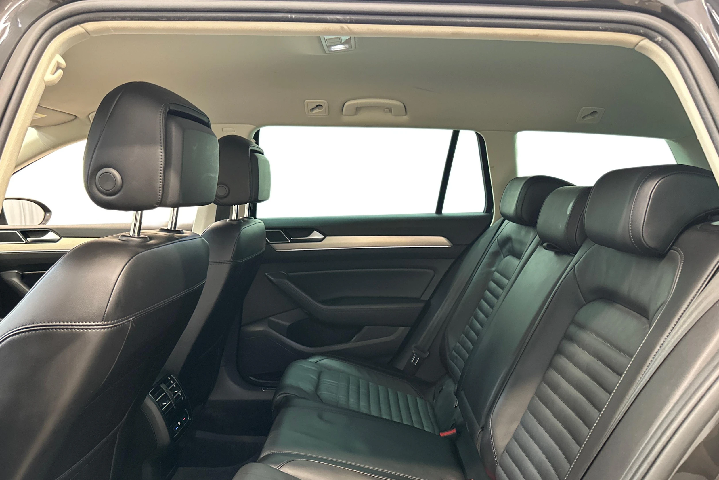 harmaa Volkswagen Passat 2018 kuva 8.