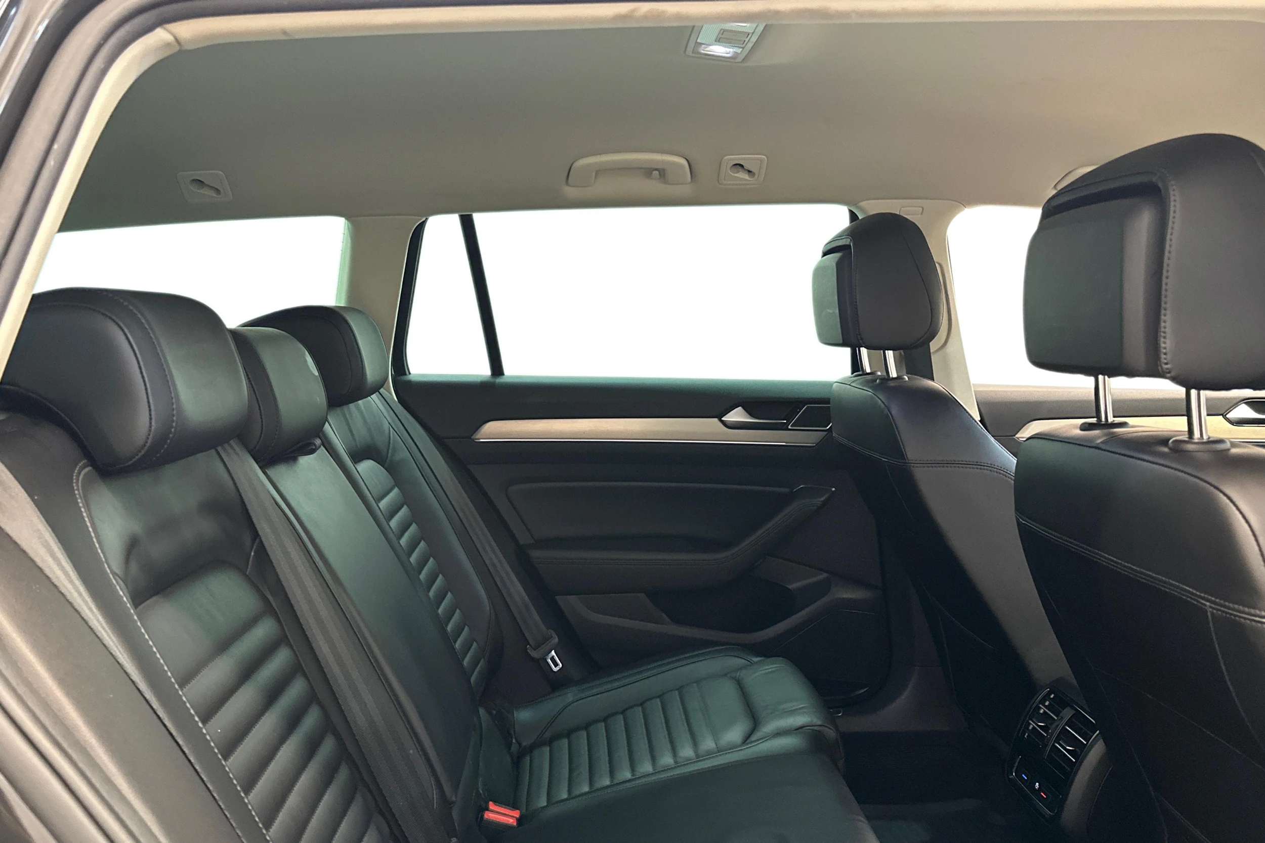 harmaa Volkswagen Passat 2018 kuva 9.