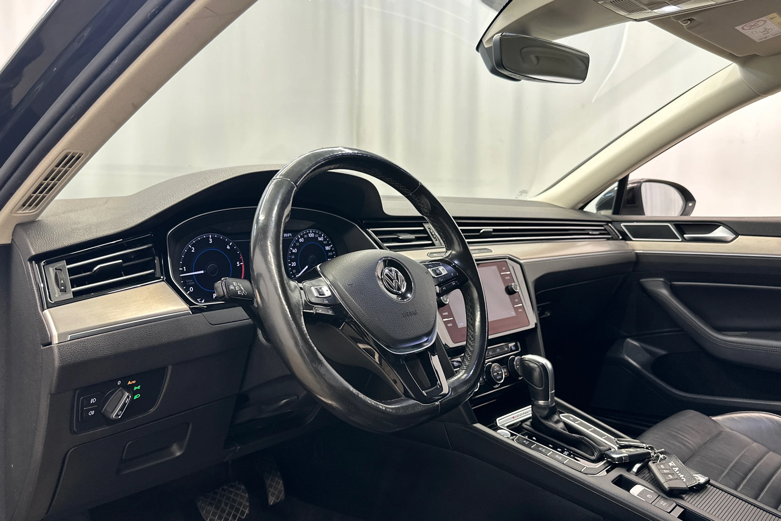 harmaa Volkswagen Passat 2018 kuva 10.