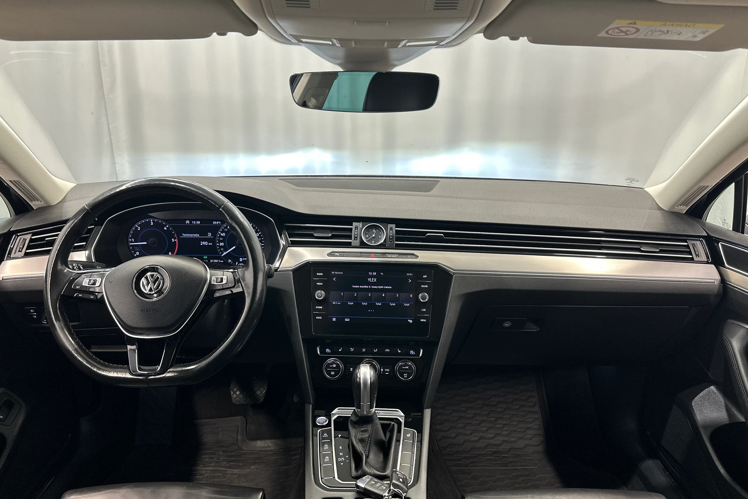 harmaa Volkswagen Passat 2018 kuva 11.