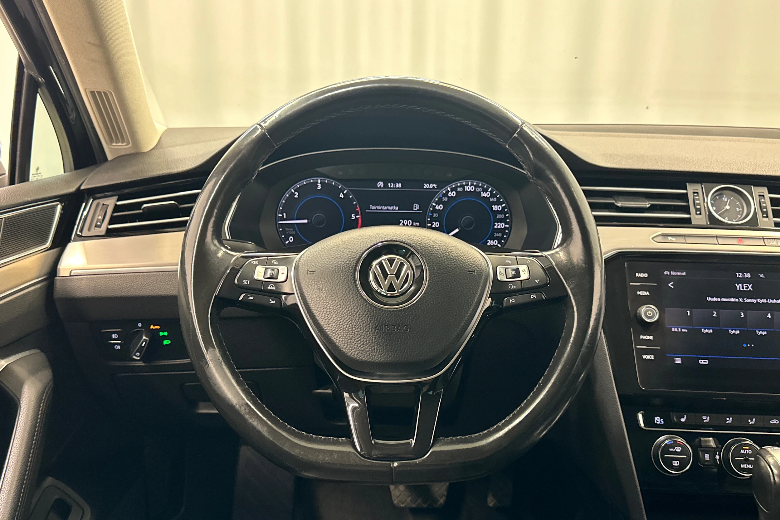 harmaa Volkswagen Passat 2018 kuva 12.