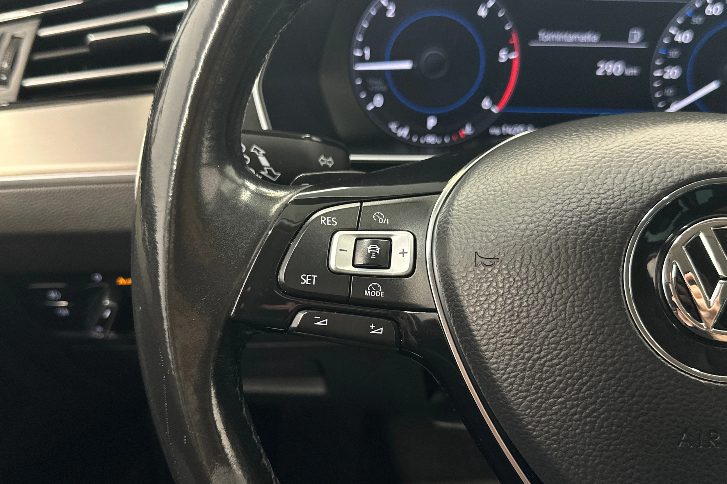 harmaa Volkswagen Passat 2018 kuva 13.