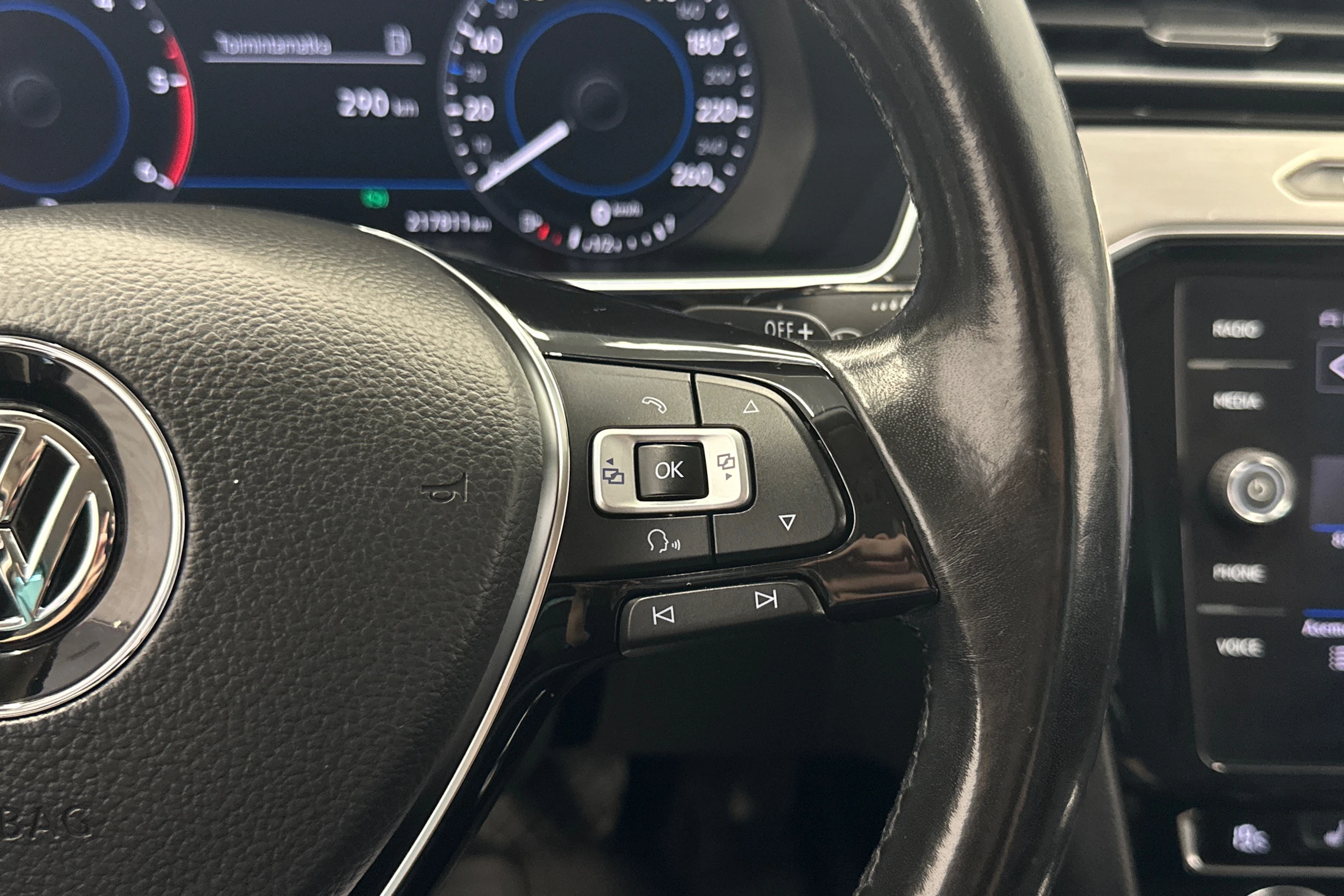harmaa Volkswagen Passat 2018 kuva 14.