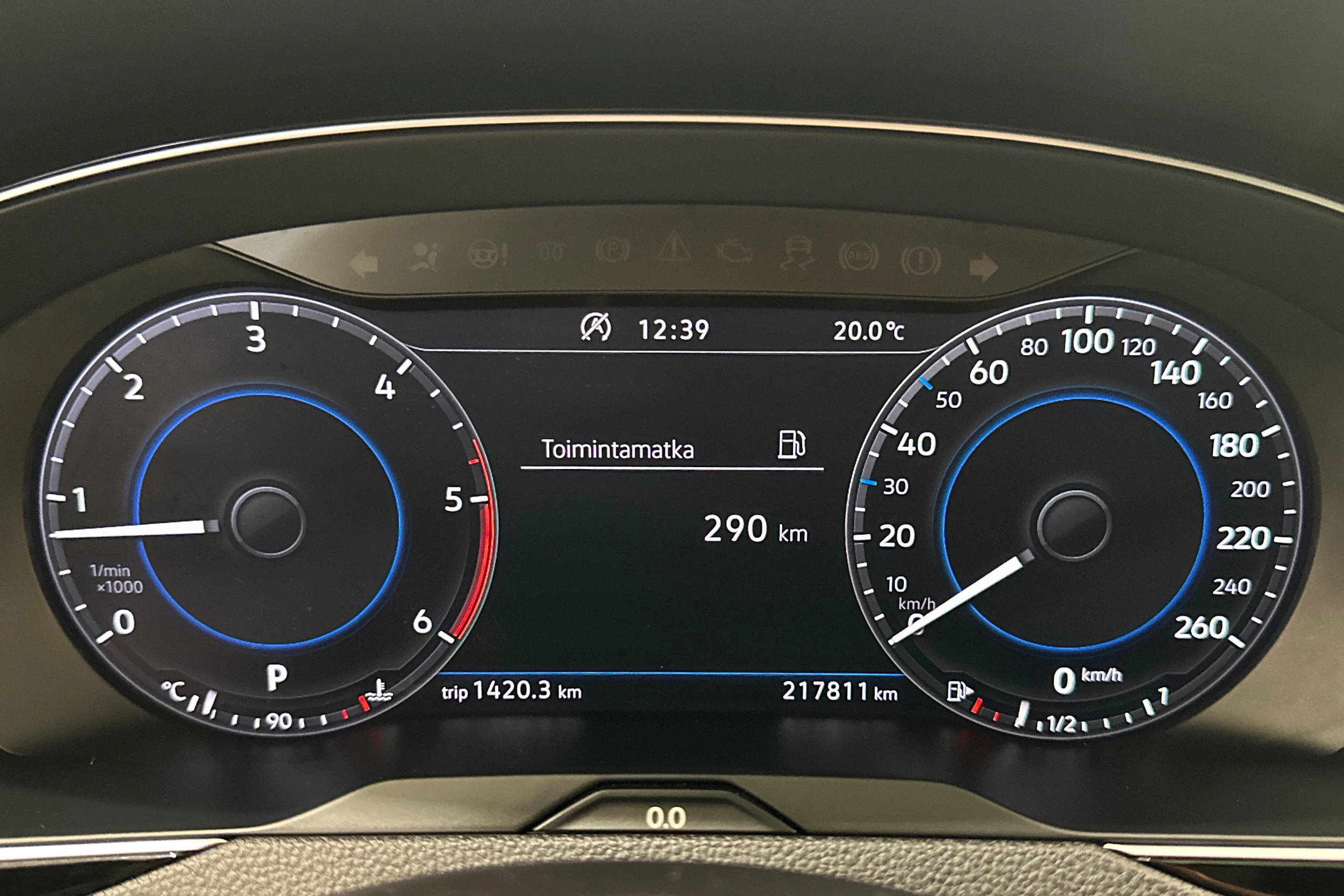 harmaa Volkswagen Passat 2018 kuva 15.
