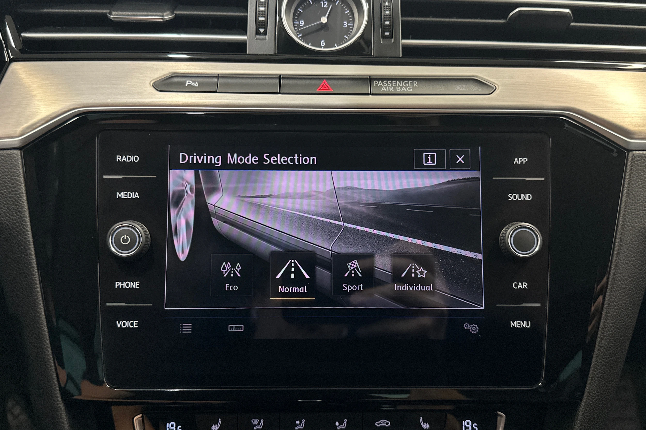 harmaa Volkswagen Passat 2018 kuva 19.