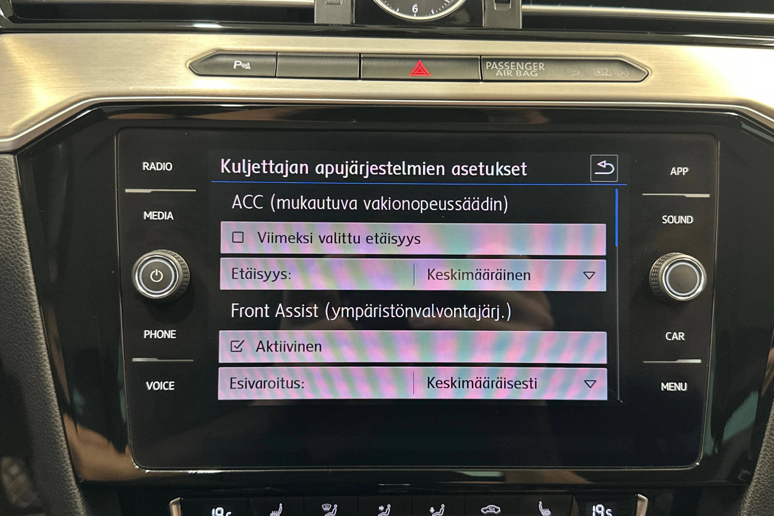 harmaa Volkswagen Passat 2018 kuva 20.