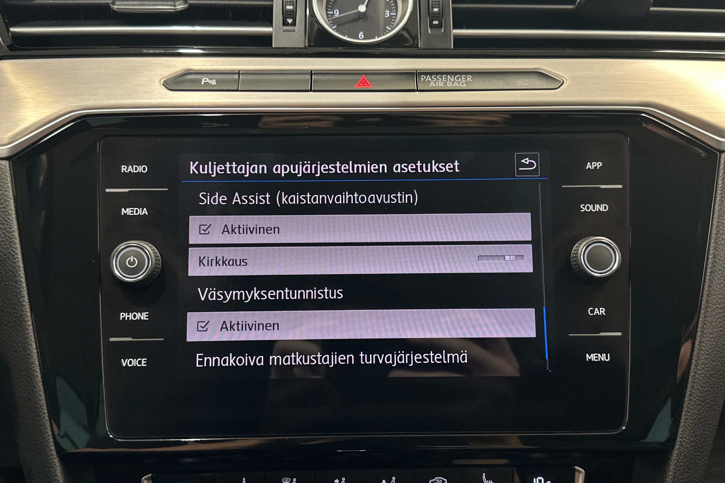 harmaa Volkswagen Passat 2018 kuva 22.