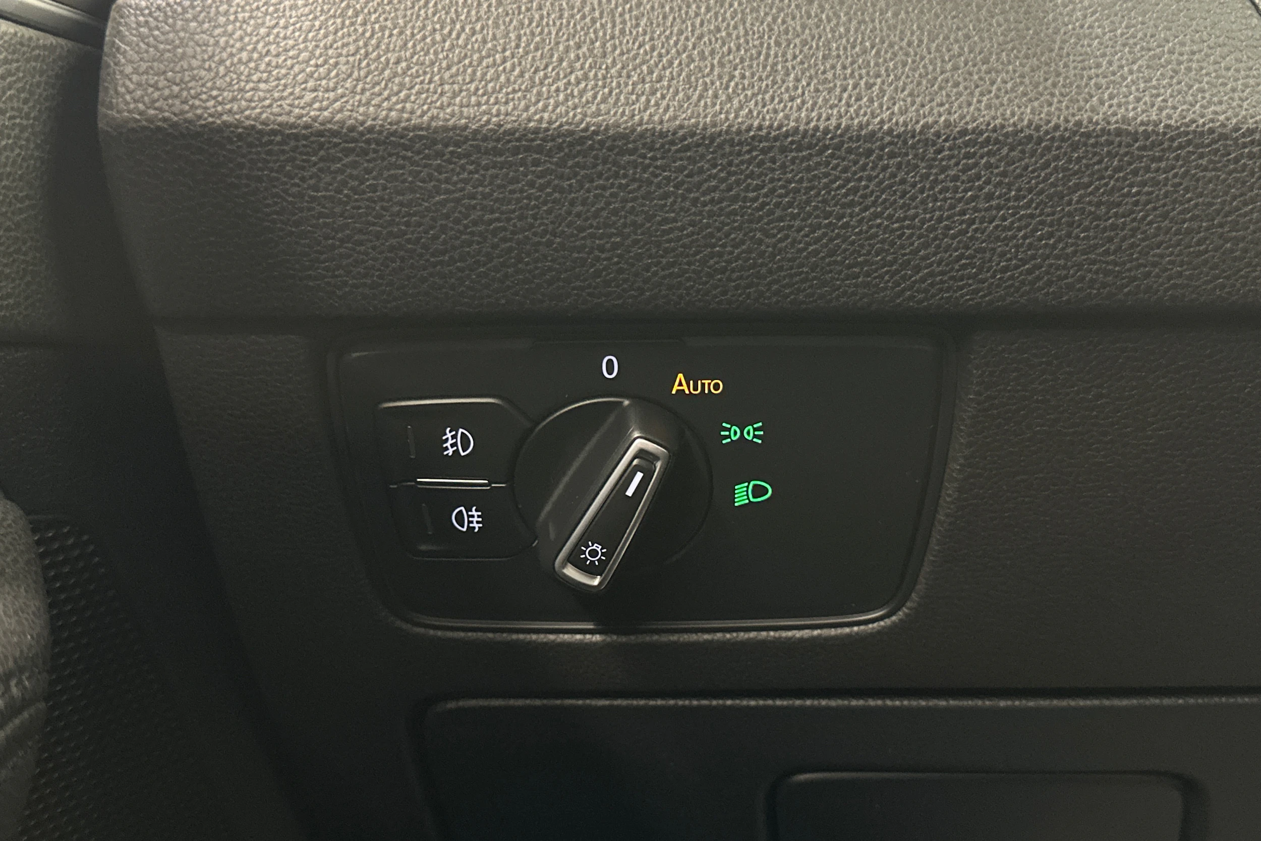 harmaa Volkswagen Passat 2018 kuva 23.