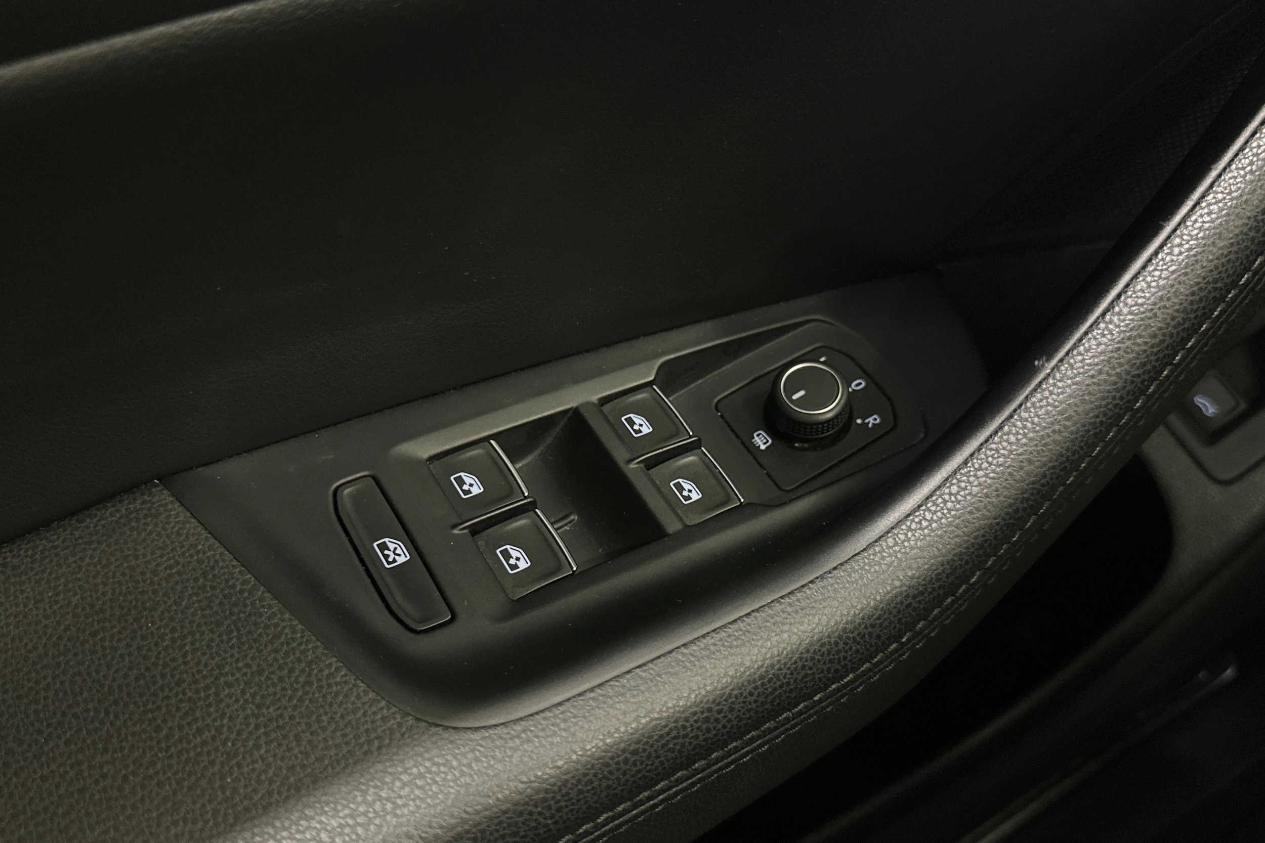 harmaa Volkswagen Passat 2018 kuva 24.