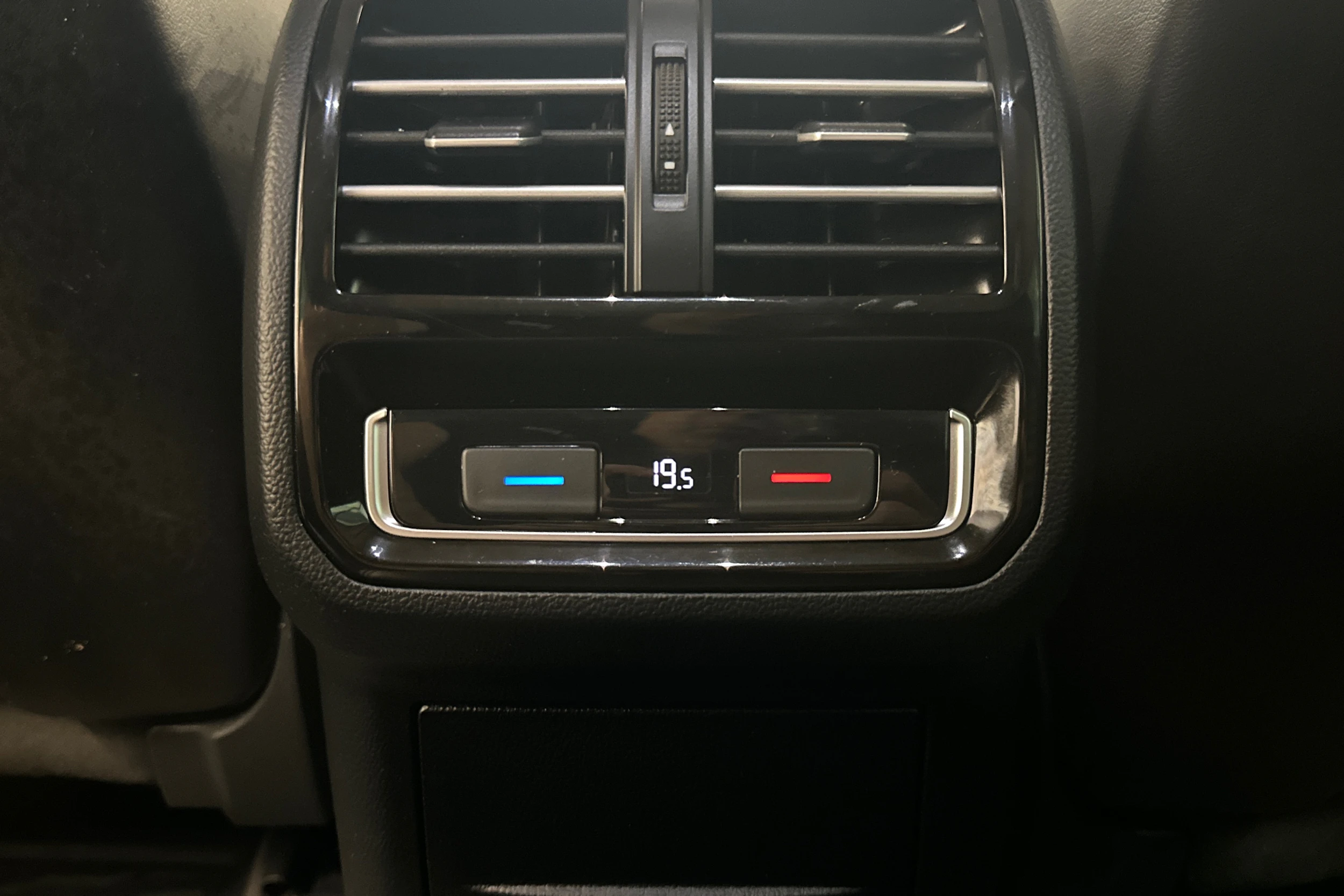 harmaa Volkswagen Passat 2018 kuva 26.