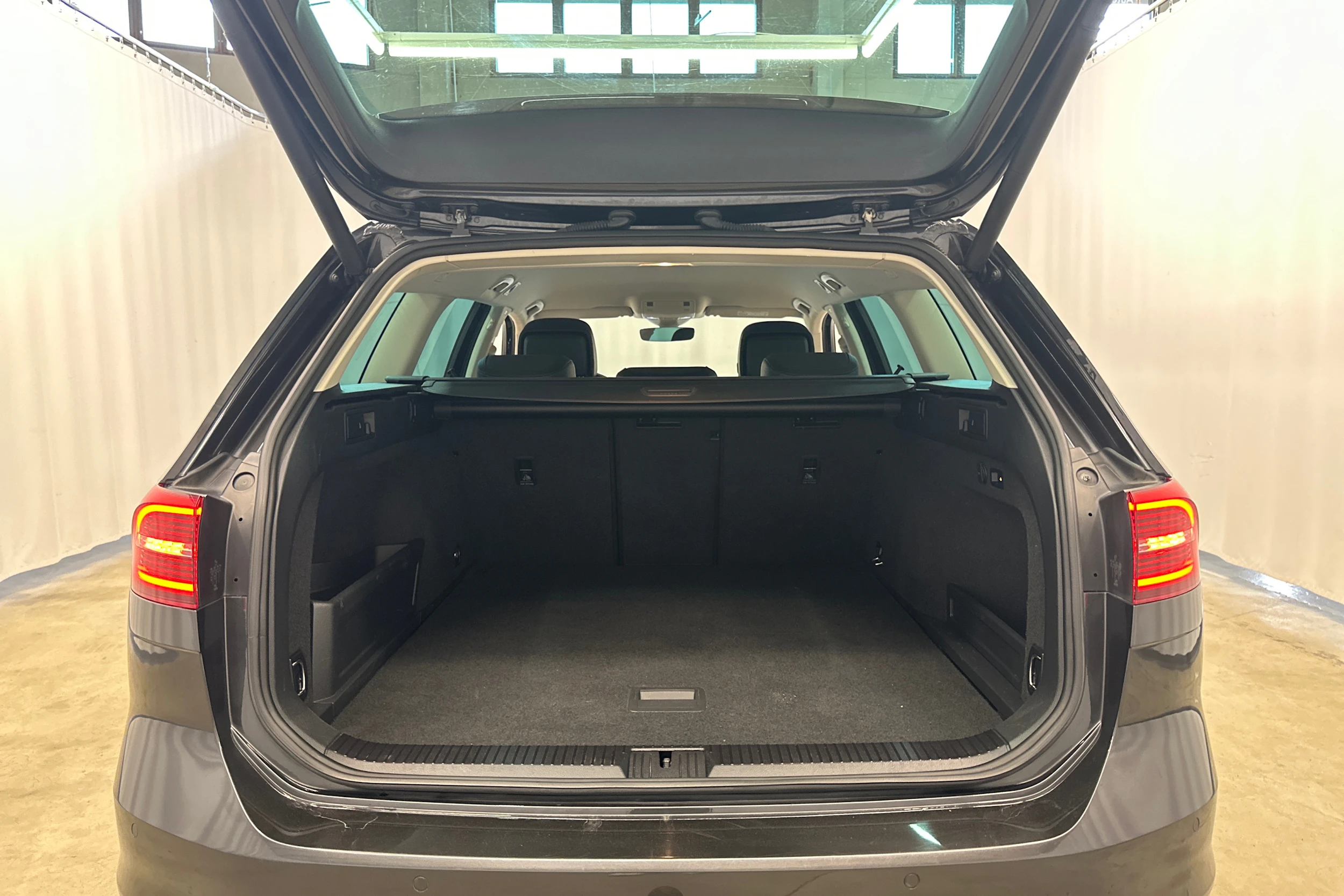 harmaa Volkswagen Passat 2018 kuva 27.