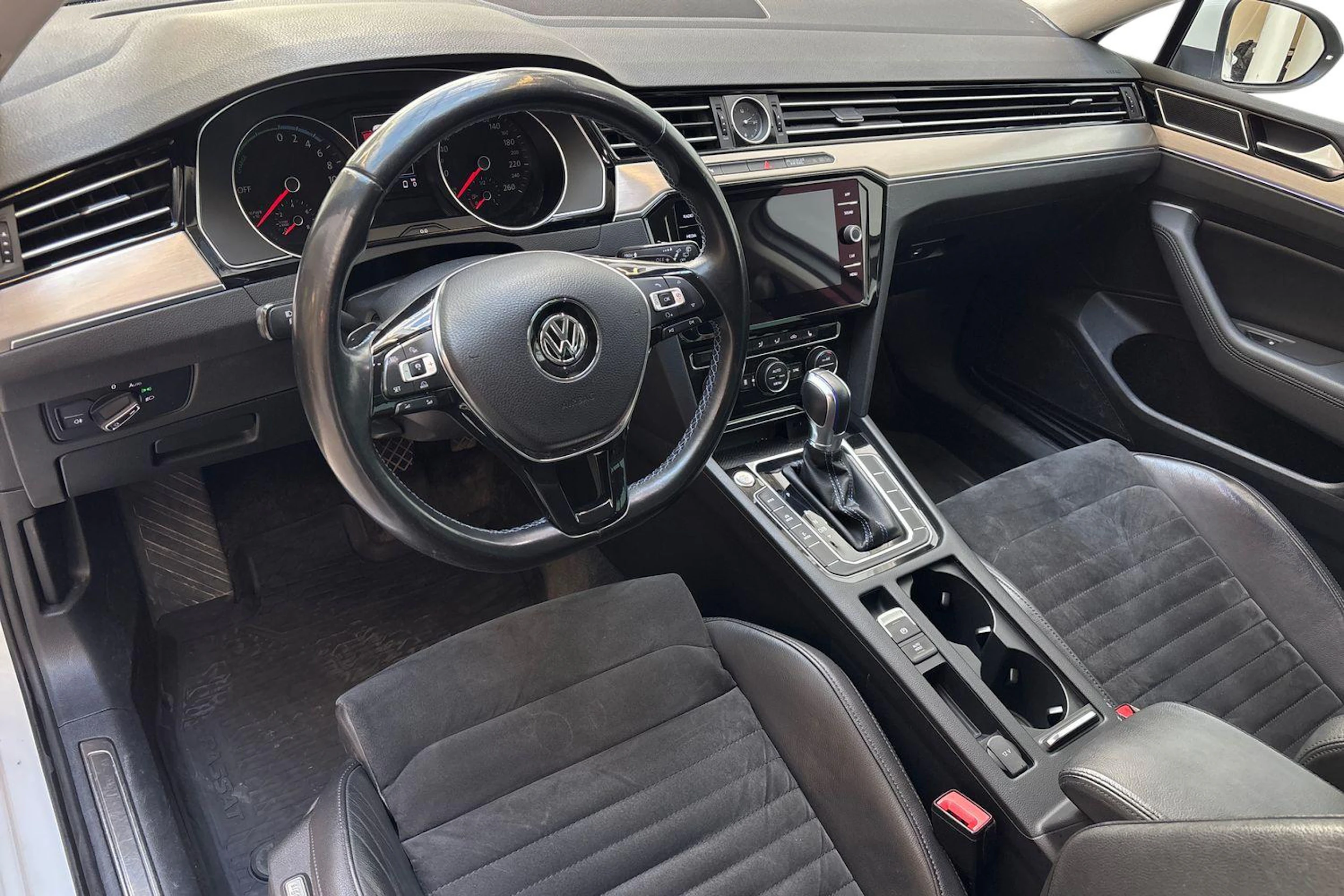 valkoinen Volkswagen Passat 2018 kuva 8.
