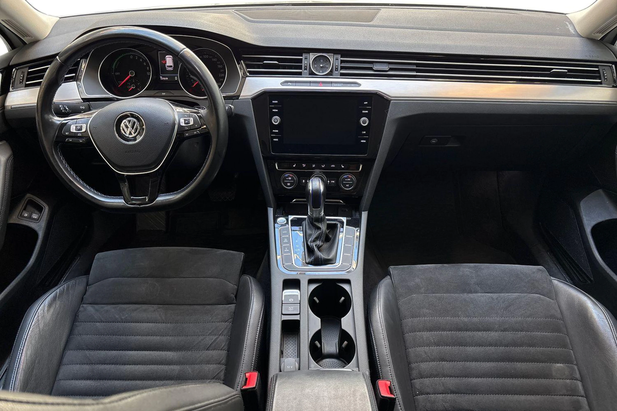 valkoinen Volkswagen Passat 2018 kuva 9.