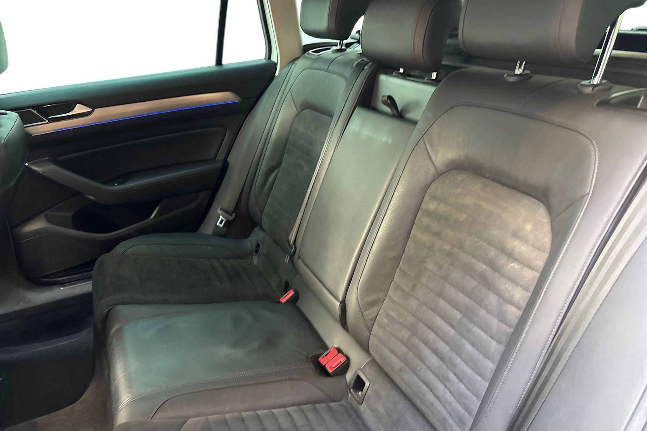 valkoinen Volkswagen Passat 2018 kuva 11.