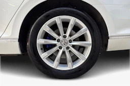 valkoinen Volkswagen Passat 2018 kuva 12.