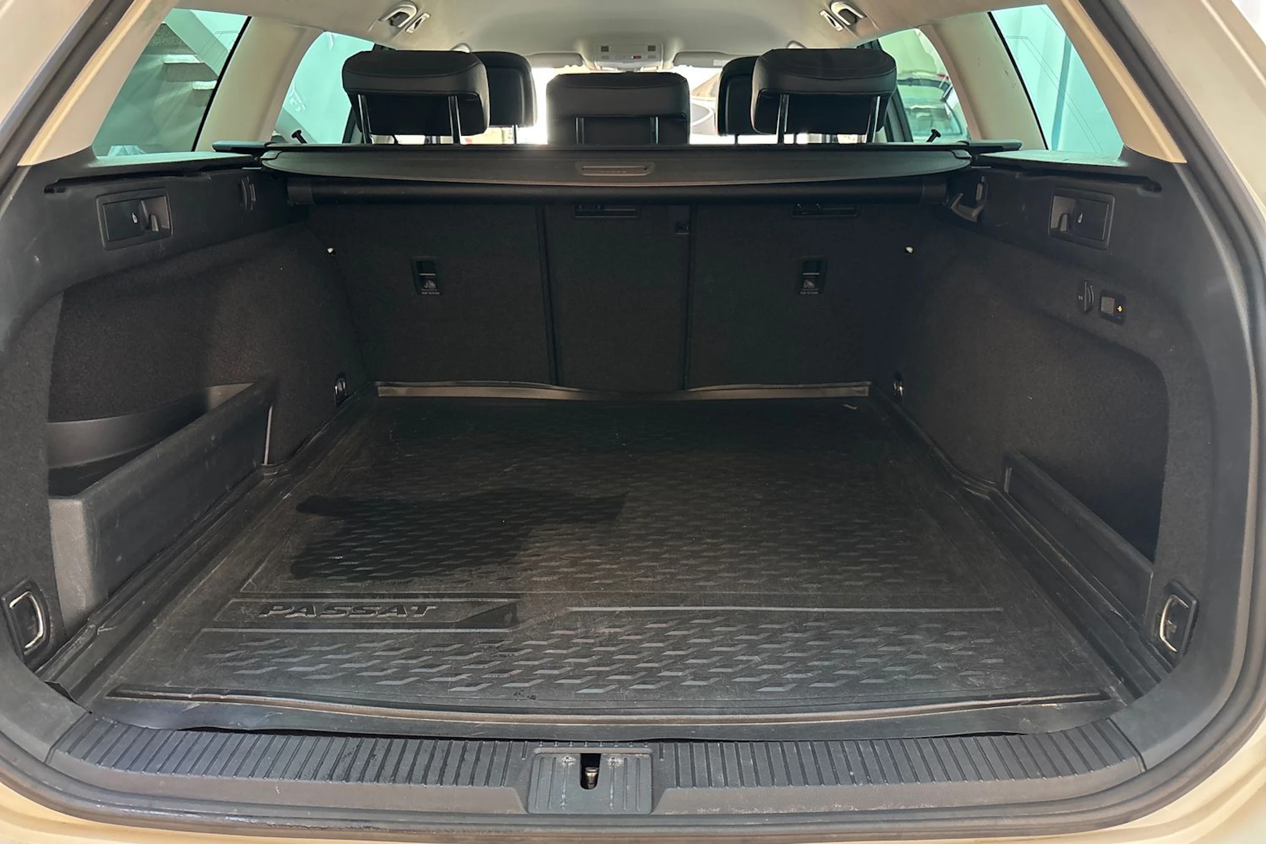 valkoinen Volkswagen Passat 2018 kuva 15.