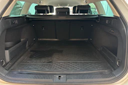 valkoinen Volkswagen Passat 2018 kuva 15.