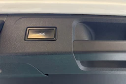 valkoinen Volkswagen Passat 2018 kuva 16.