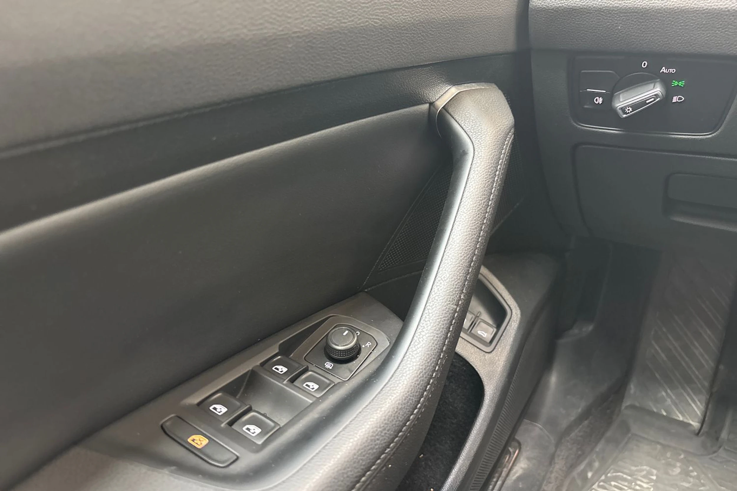 valkoinen Volkswagen Passat 2018 kuva 18.