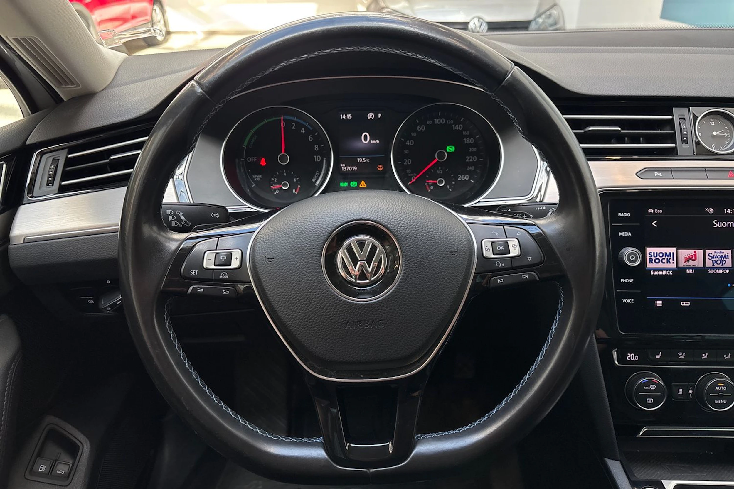 valkoinen Volkswagen Passat 2018 kuva 19.