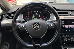 valkoinen Volkswagen Passat 2018 kuva 19.