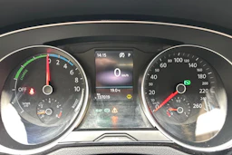 valkoinen Volkswagen Passat 2018 kuva 20.