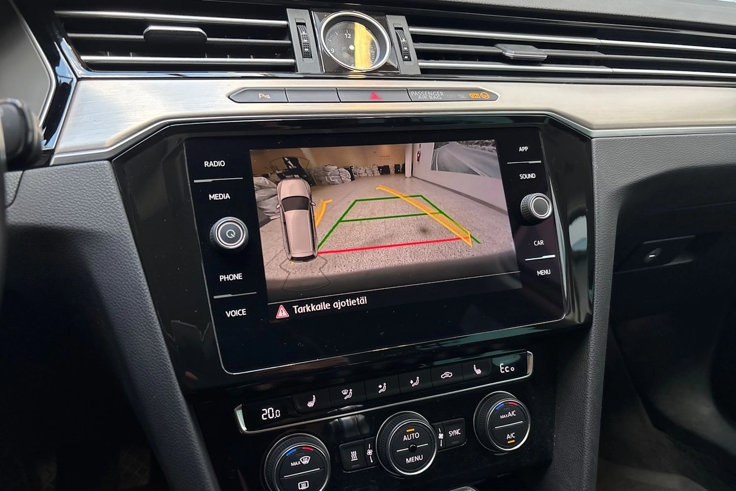 valkoinen Volkswagen Passat 2018 kuva 21.