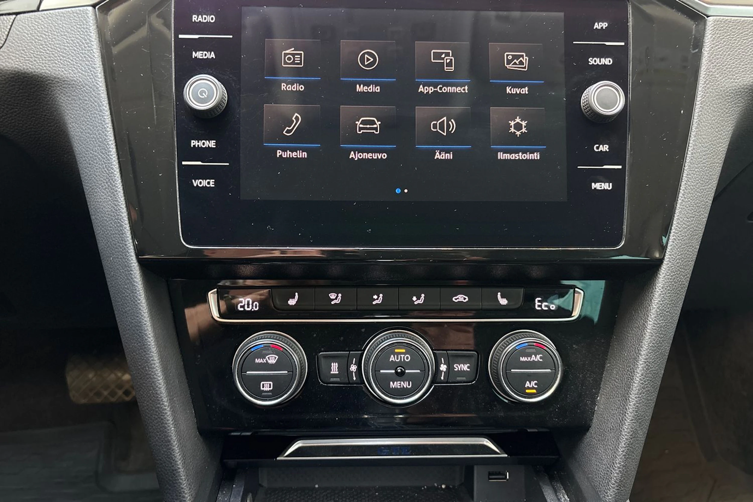 valkoinen Volkswagen Passat 2018 kuva 22.