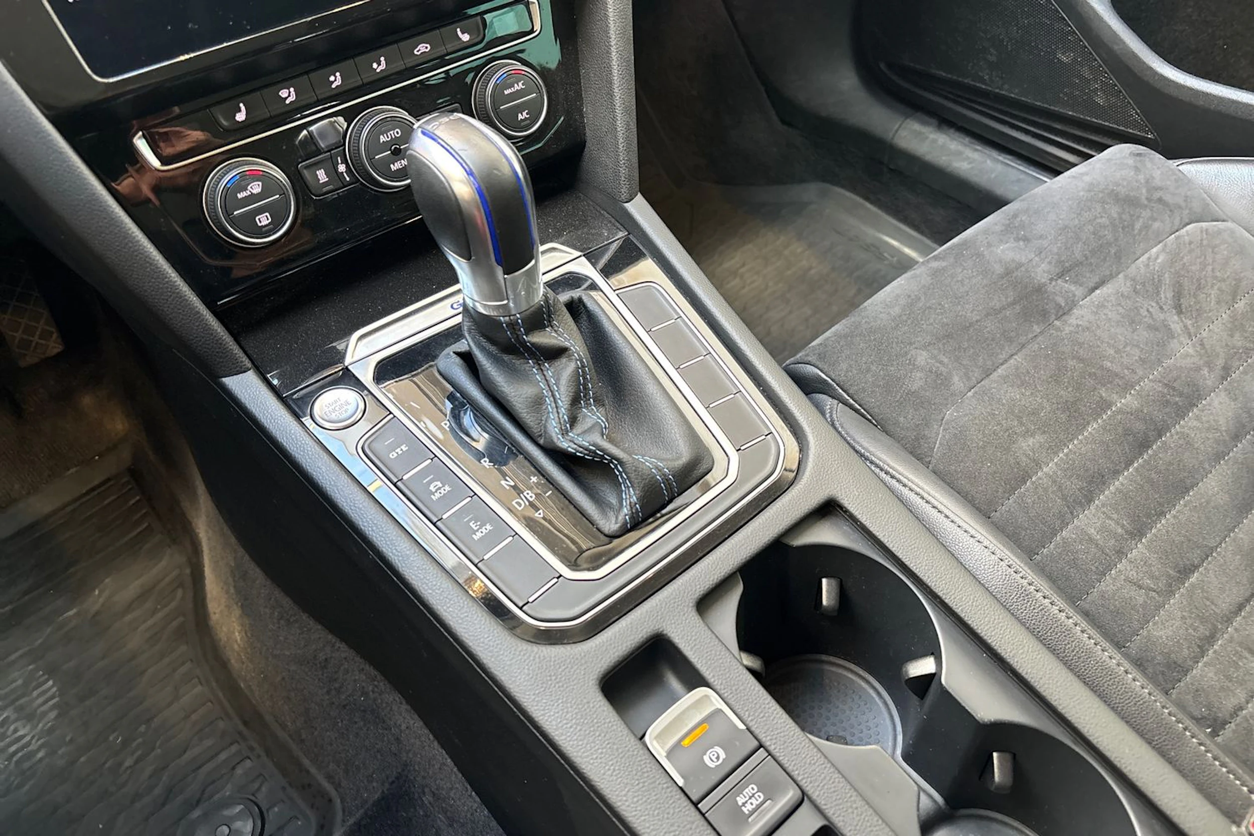 valkoinen Volkswagen Passat 2018 kuva 23.