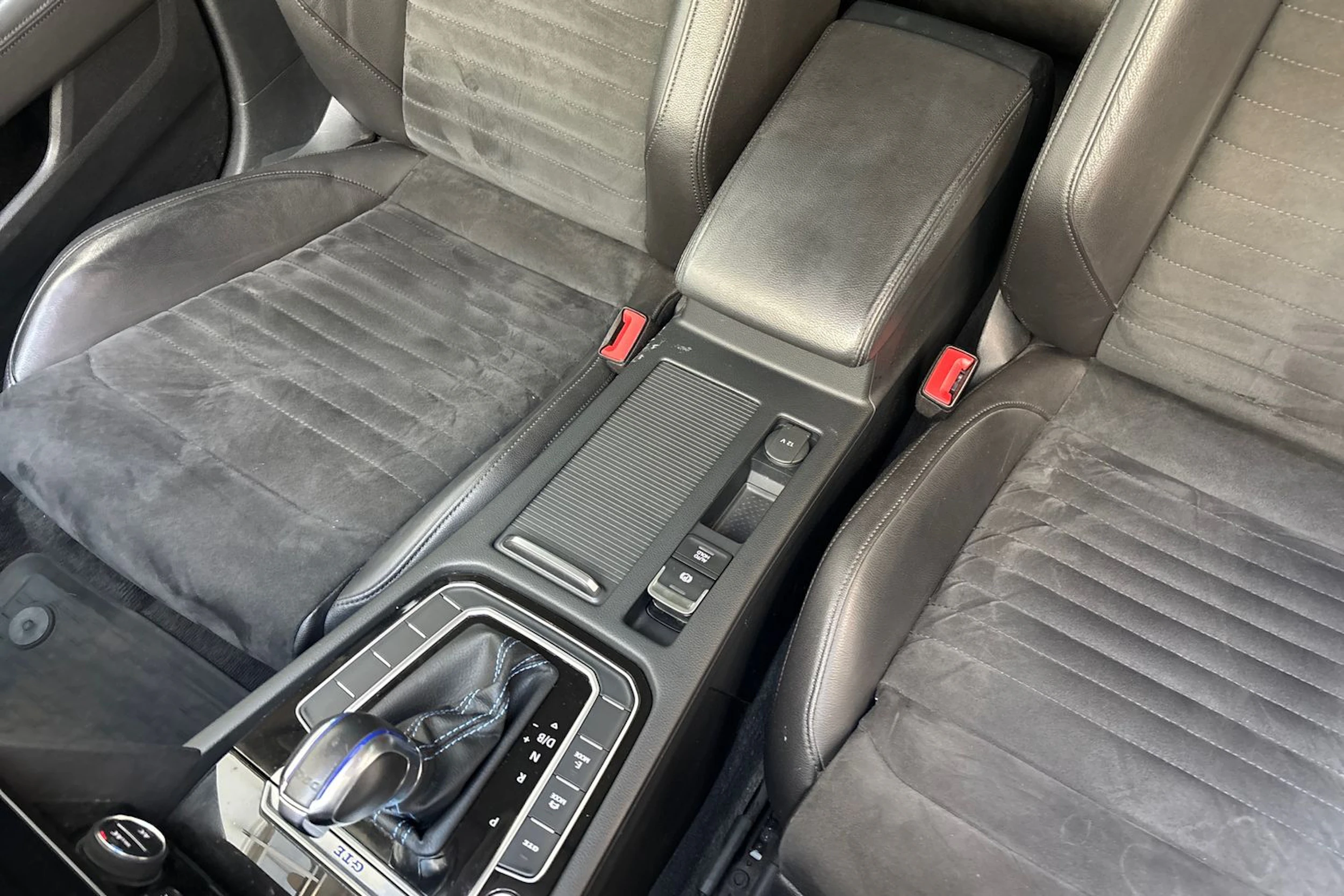 valkoinen Volkswagen Passat 2018 kuva 24.