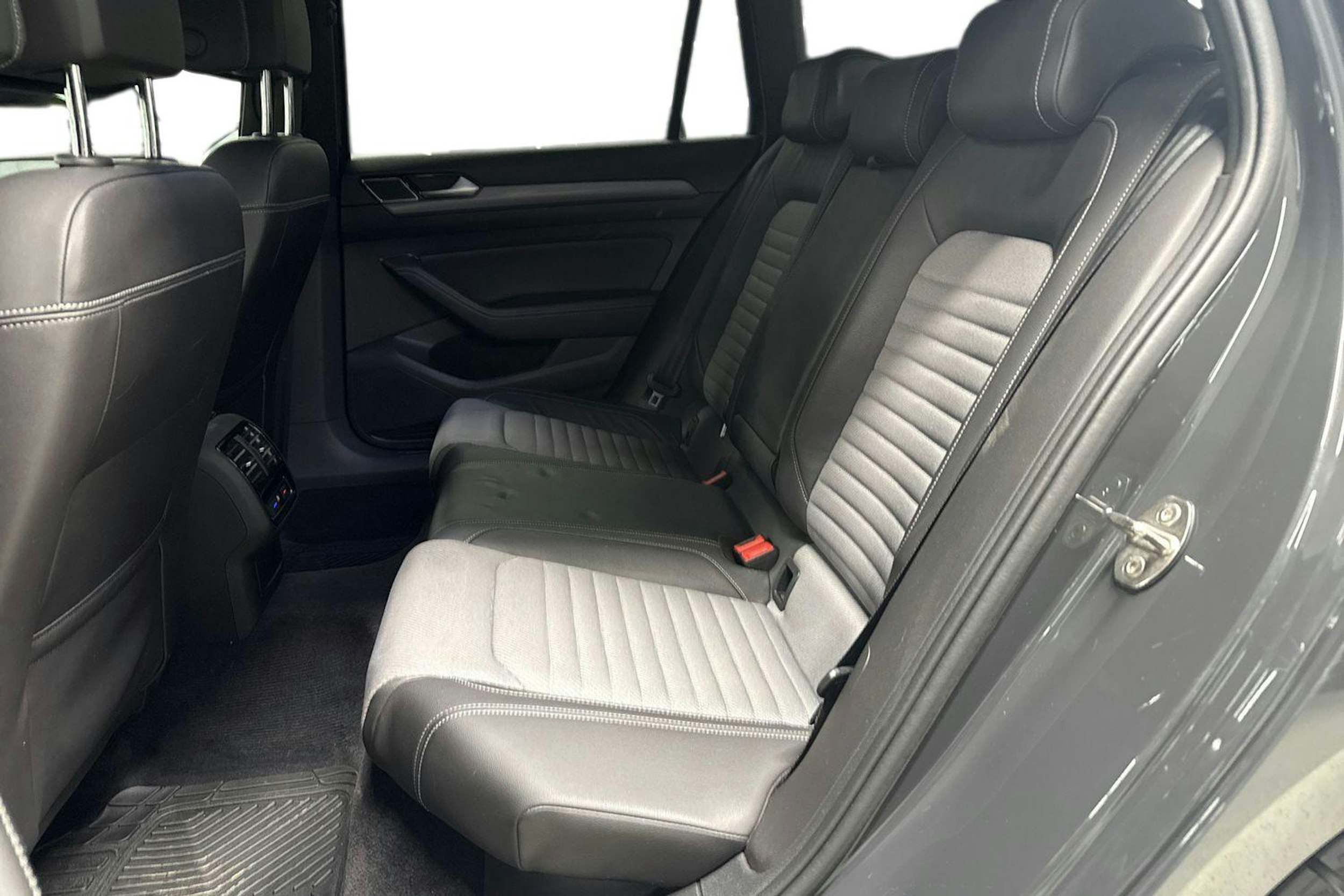 Harmaa Volkswagen PASSAT 2018 kuva 10.