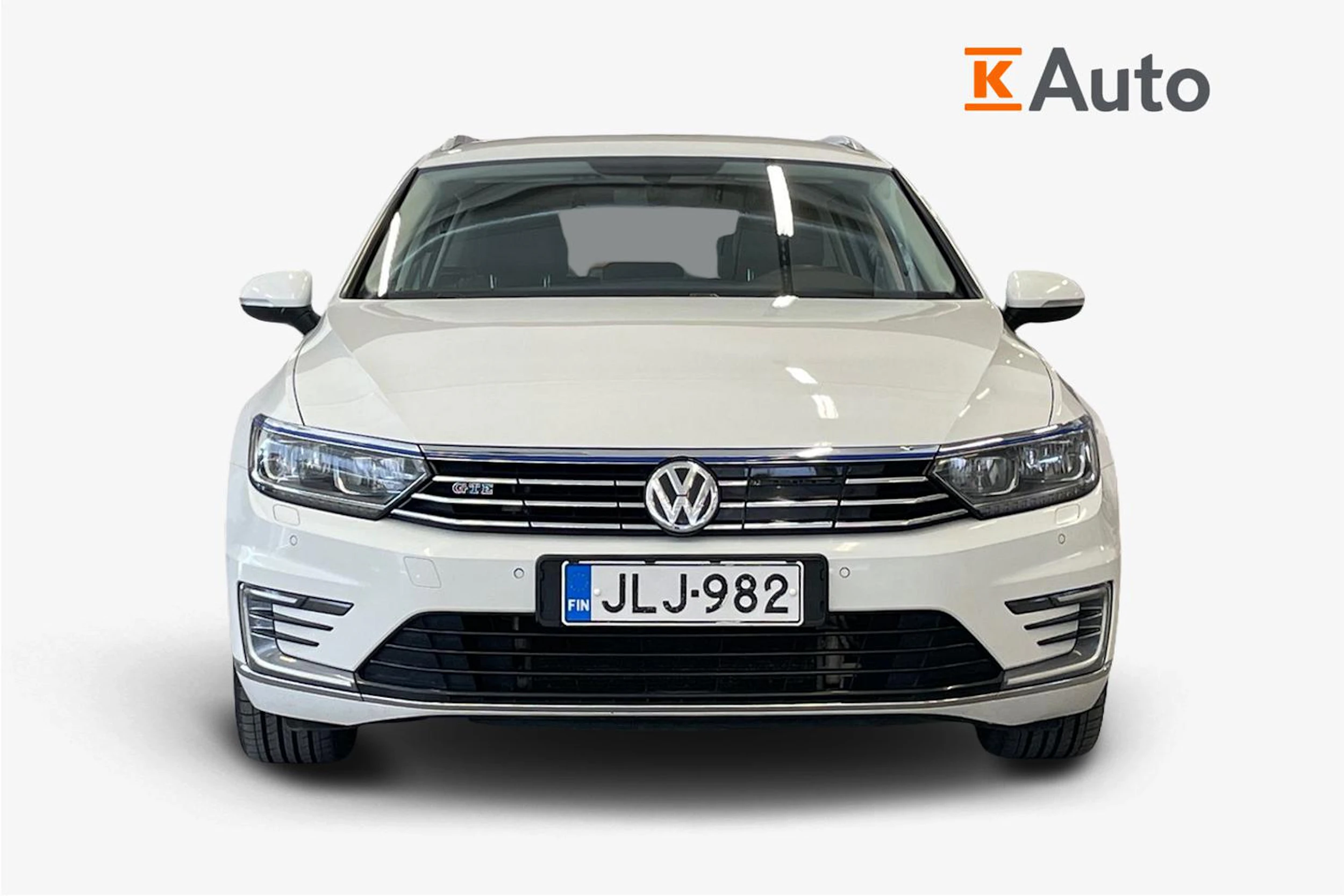 valkoinen Volkswagen Passat 2018 kuva 5.