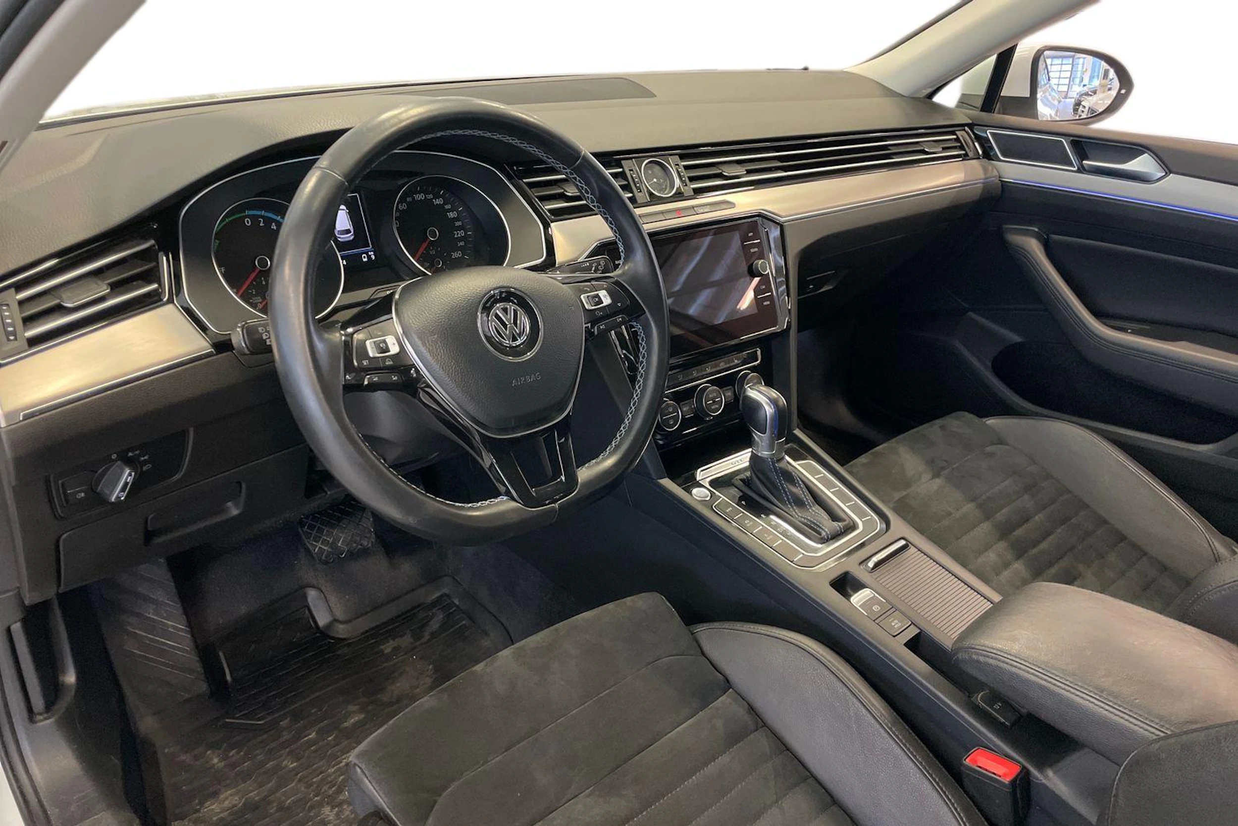 valkoinen Volkswagen Passat 2018 kuva 8.