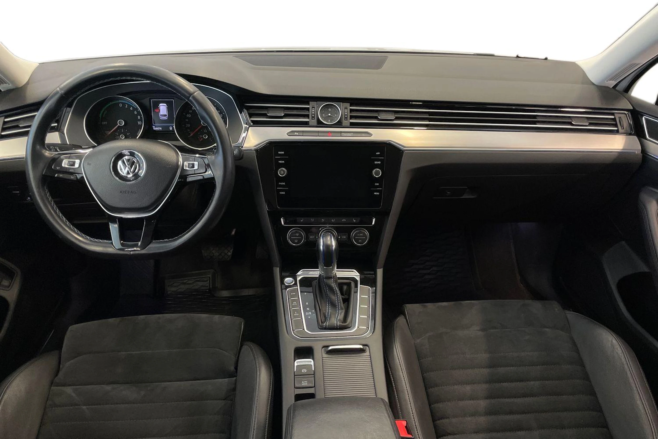 valkoinen Volkswagen Passat 2018 kuva 9.