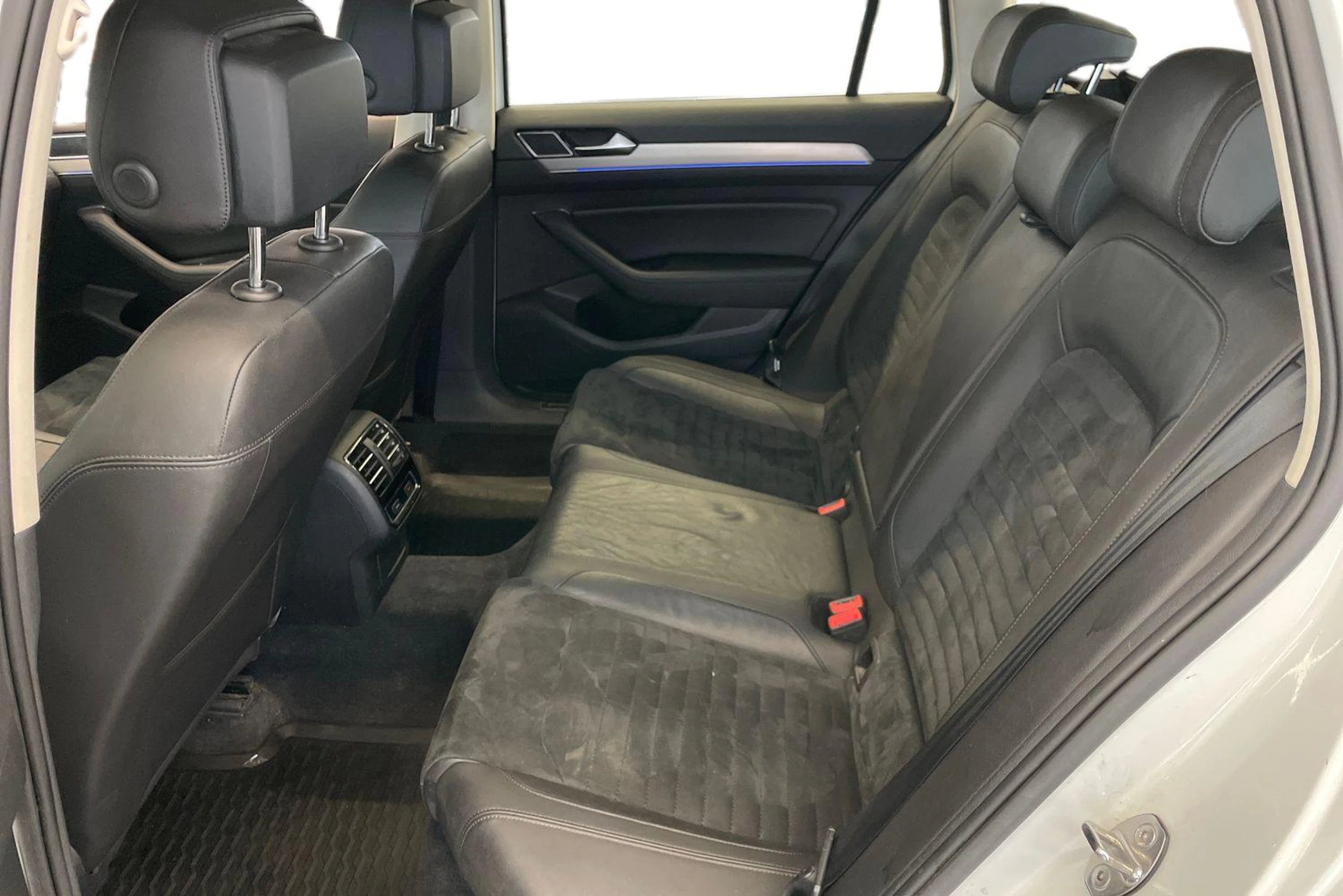 valkoinen Volkswagen Passat 2018 kuva 11.