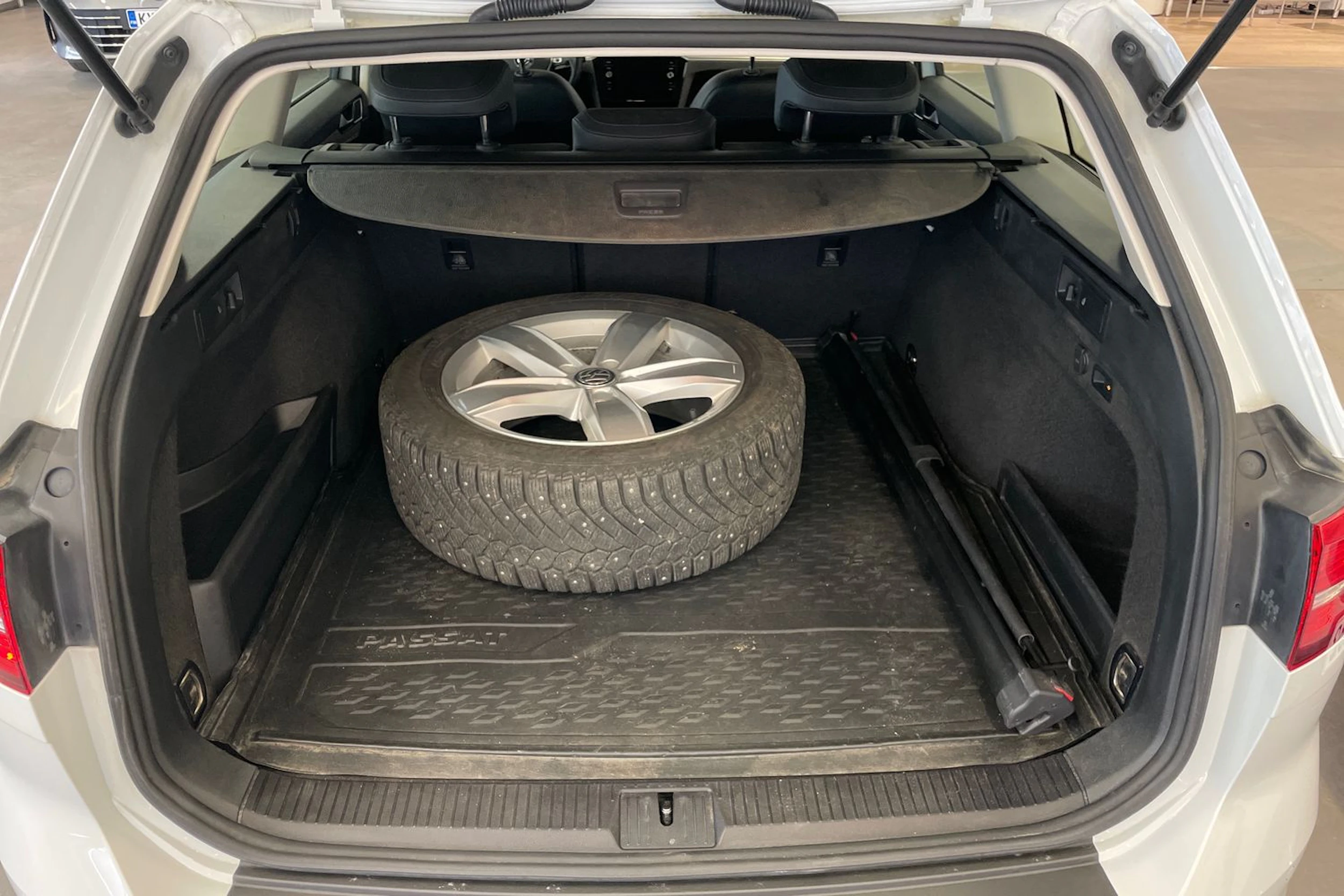 valkoinen Volkswagen Passat 2018 kuva 15.