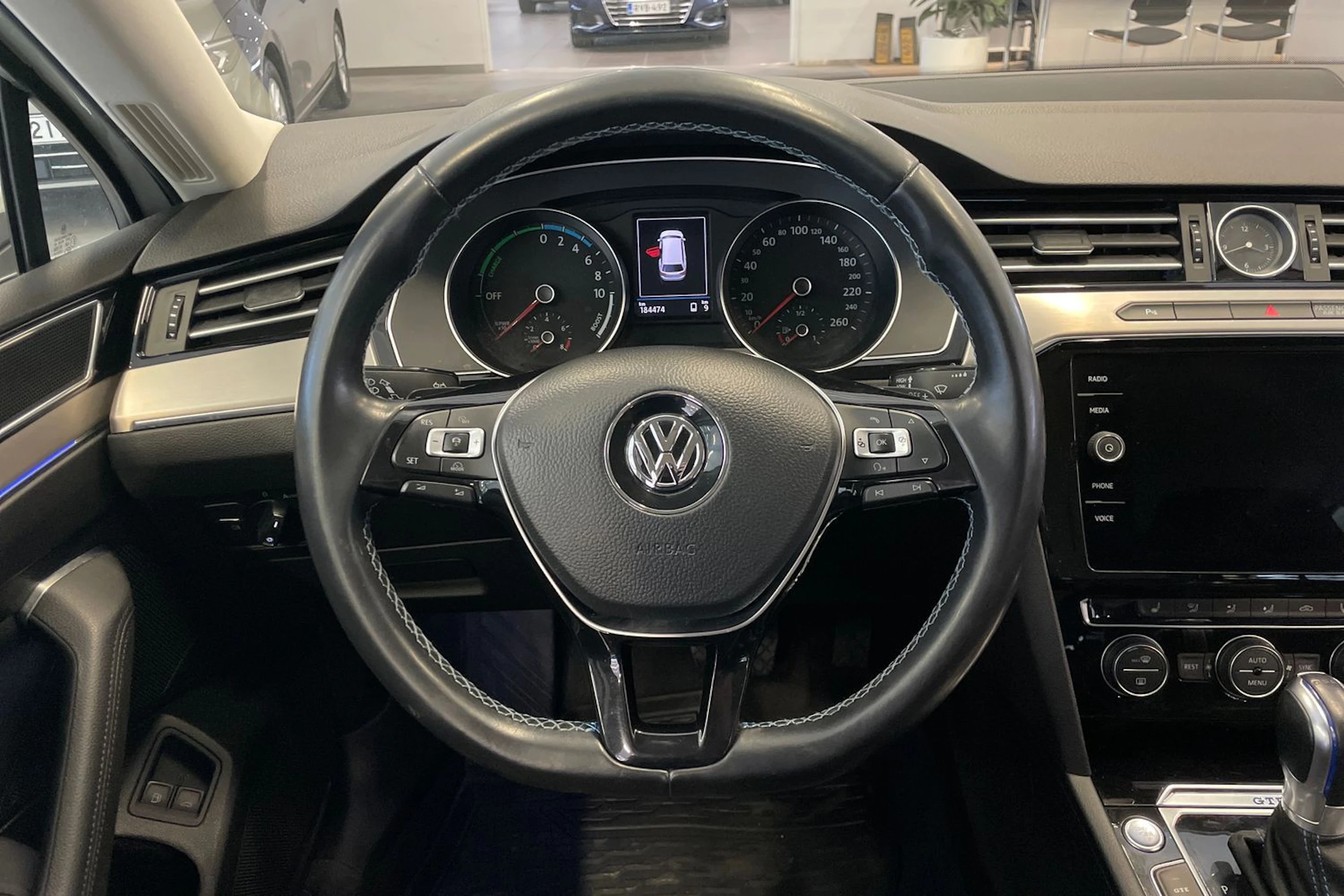 valkoinen Volkswagen Passat 2018 kuva 17.