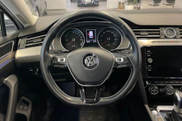 valkoinen Volkswagen Passat 2018 kuva 17.