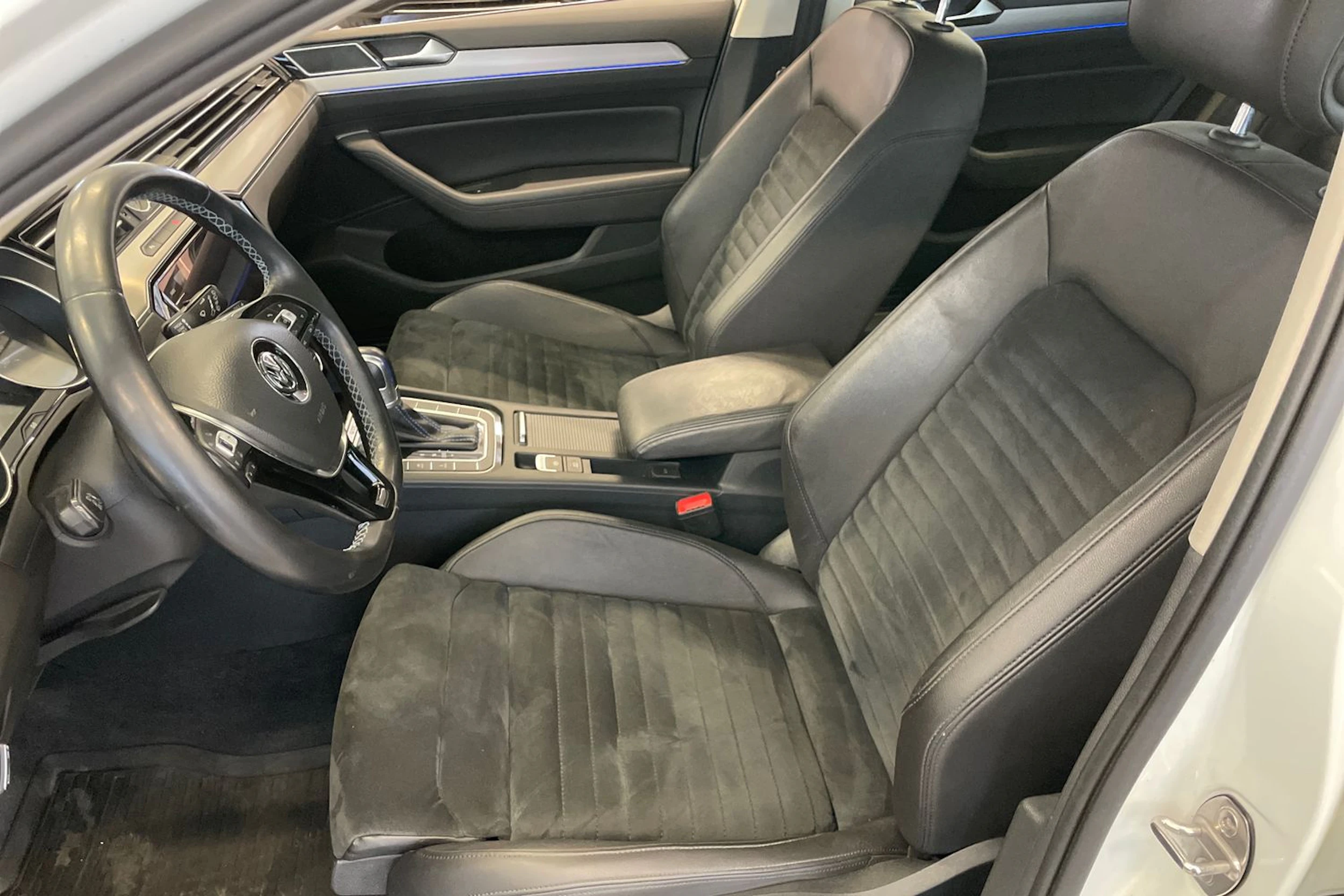 valkoinen Volkswagen Passat 2018 kuva 19.